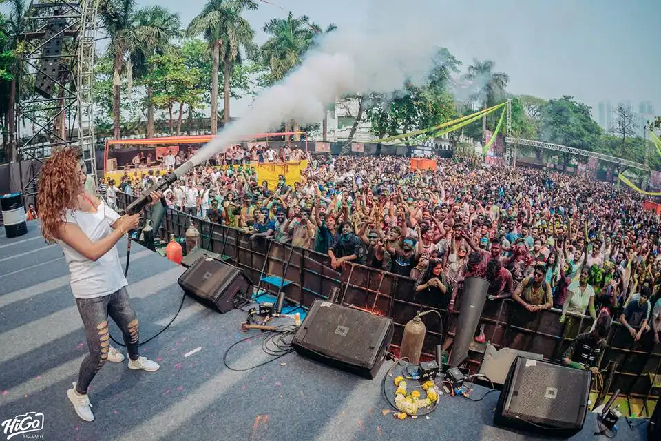 Dj shilpi sharma performing music on stage
