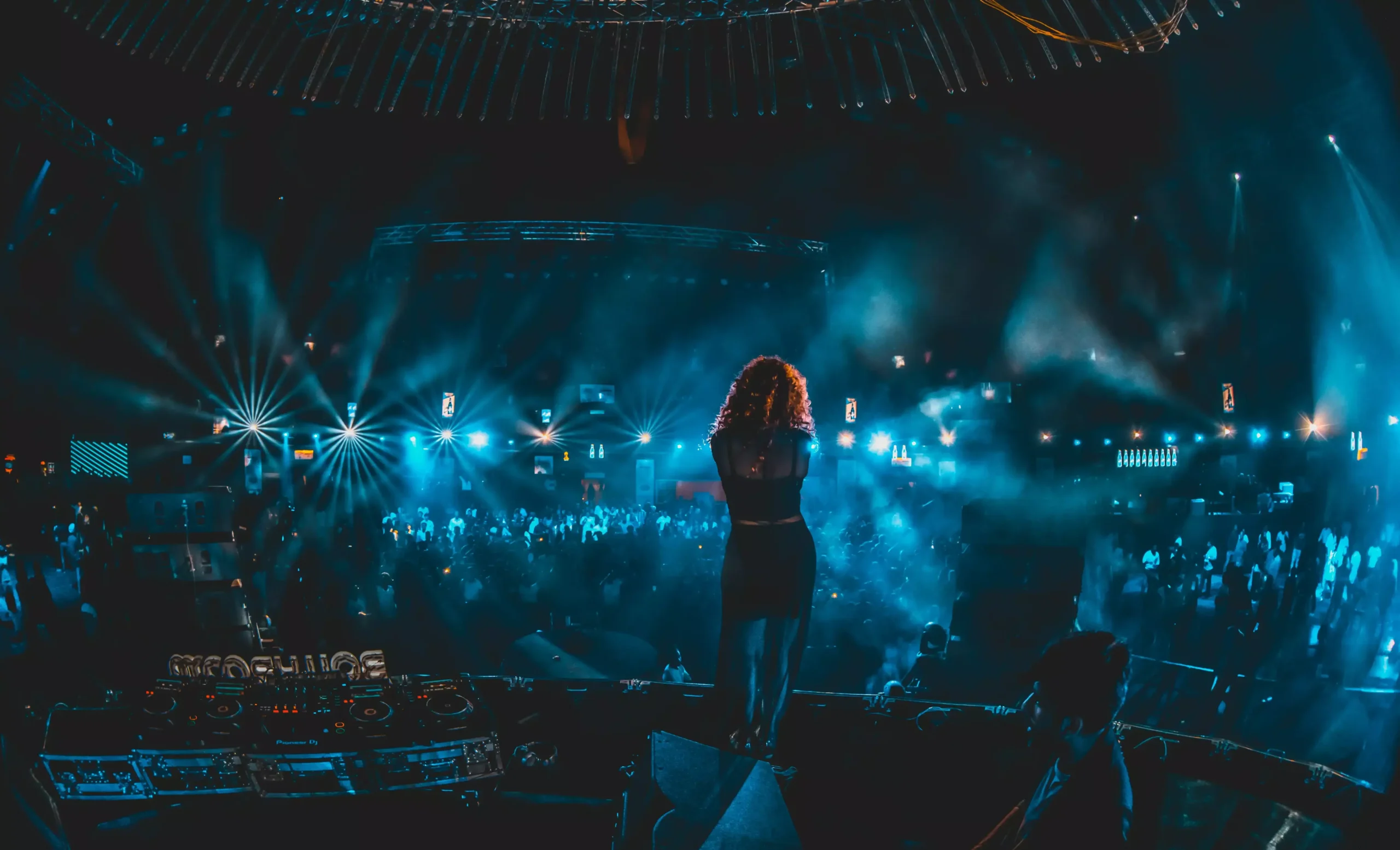 Dj shilpi sharma performing live at club