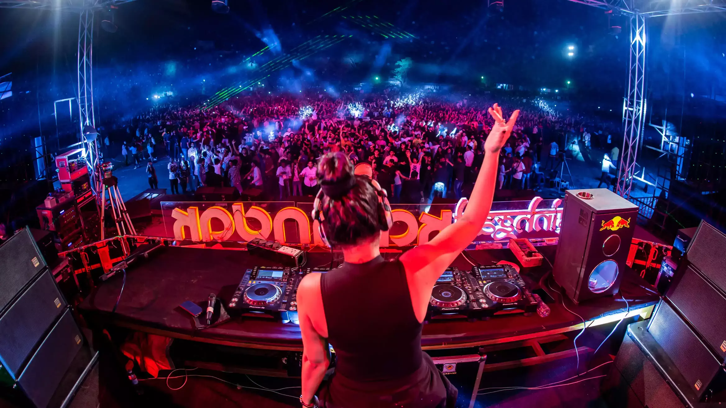 Dj Shilpi Sharma performing in club