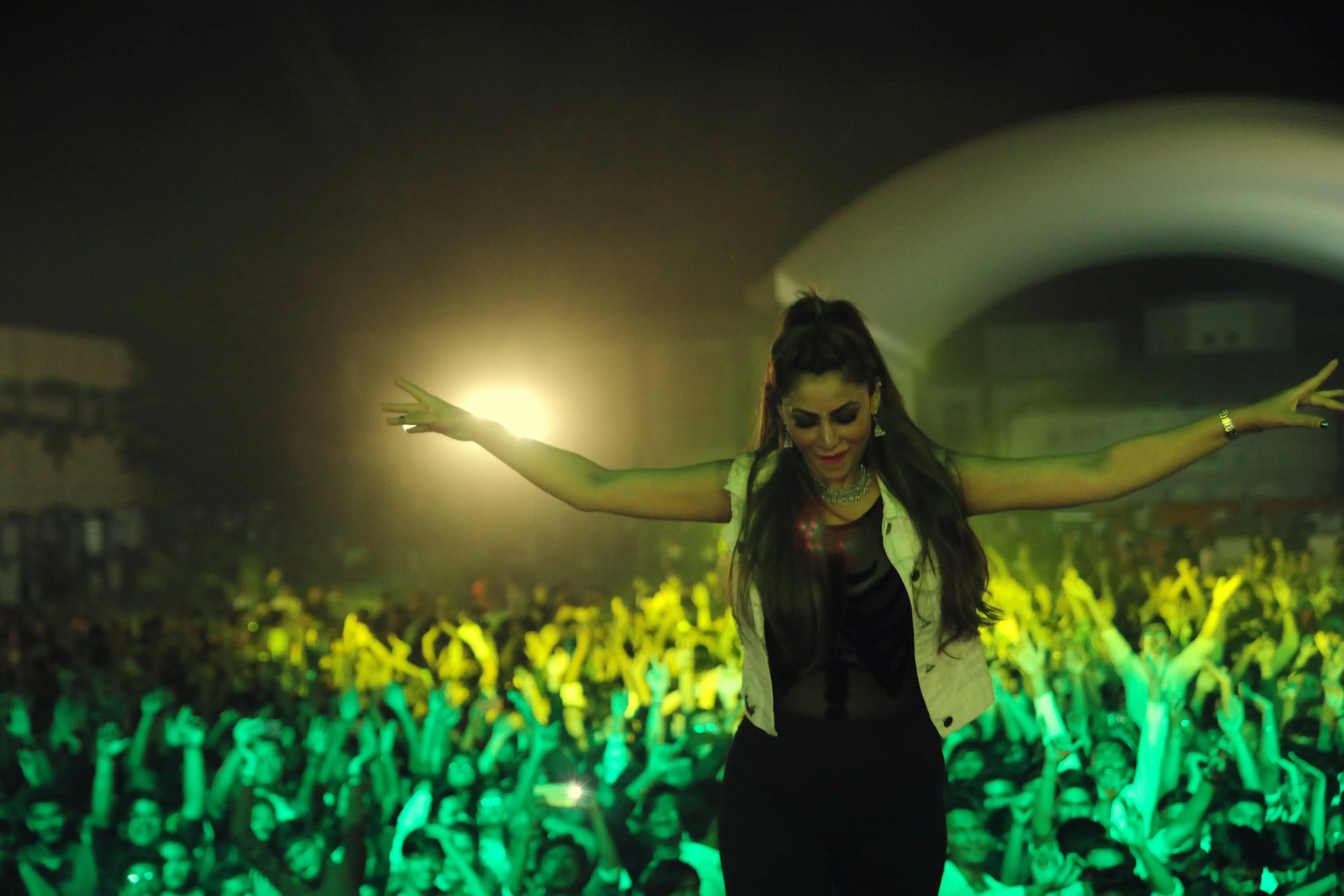 Dj Shilpi sharma performing live on stage