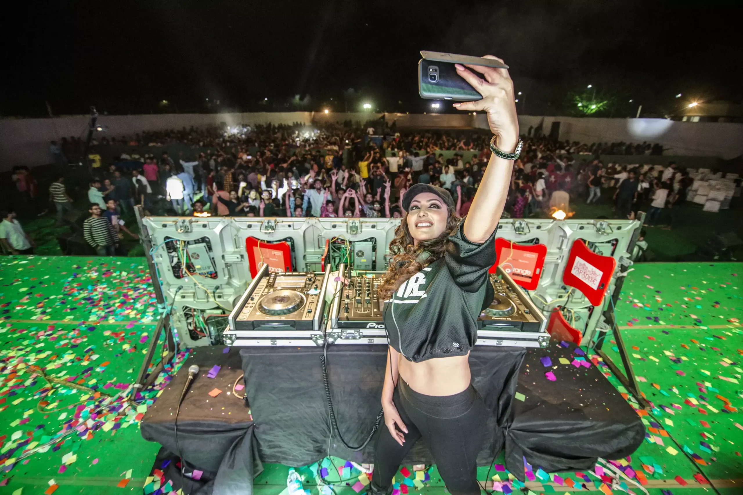 Dj Shilpi Sharma taking selfie with fan on stage